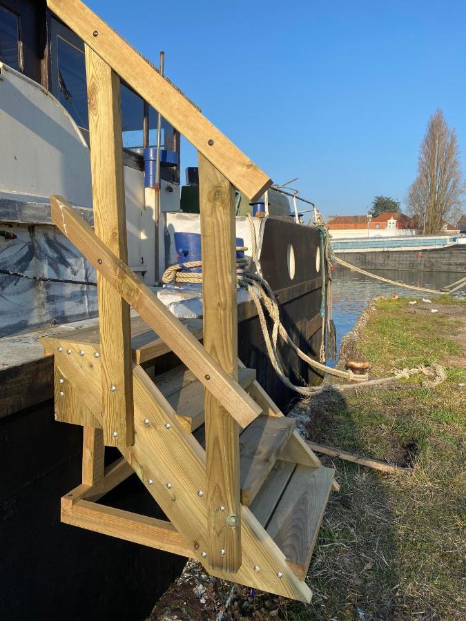 Peniche "Louise Michel" Sejournez Dans L'Appartement Du Capitaine, Offrez Vous Une Experience Inoubliable Au Fil De L'Eau Douai Exterior foto